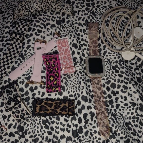 Apple Watch SE With Glitter Case 9 Bands And 2 Chargers - Picture 4 of 4